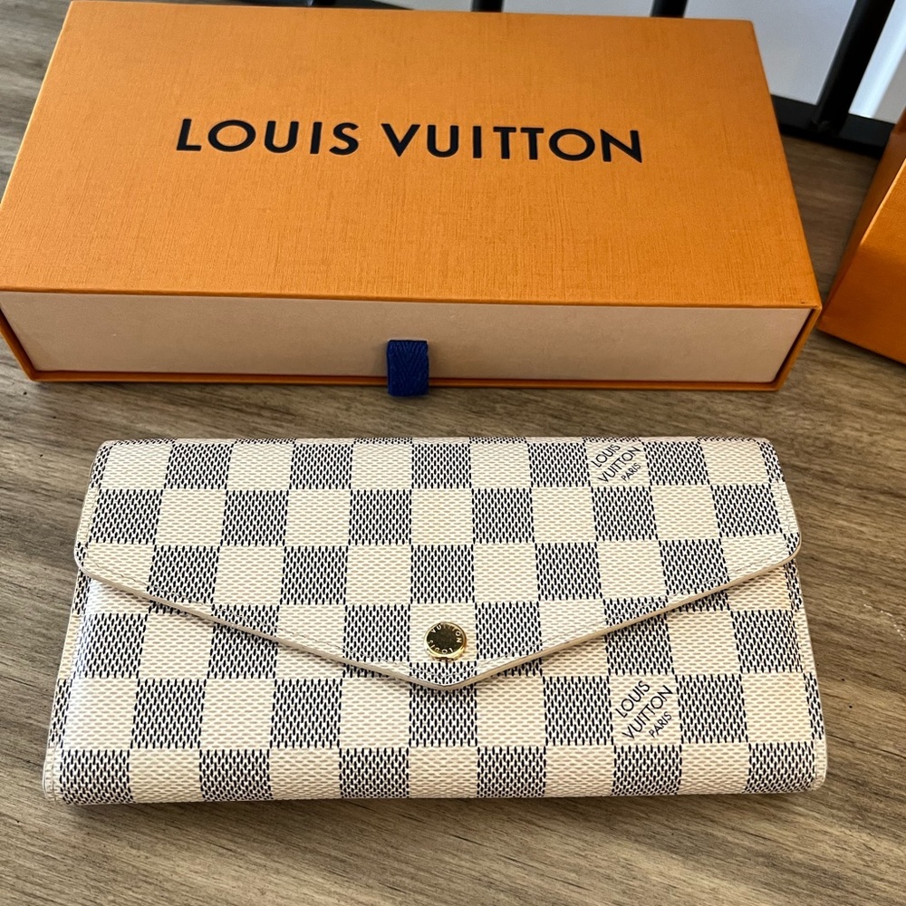 Authentic Louis Vuitton damier azur Sarah wallet excellent condition